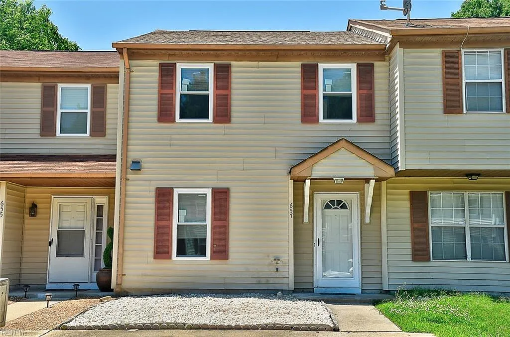 3 bed, 1.5 bath, 1266 sqft, $1,995 — Photo 1