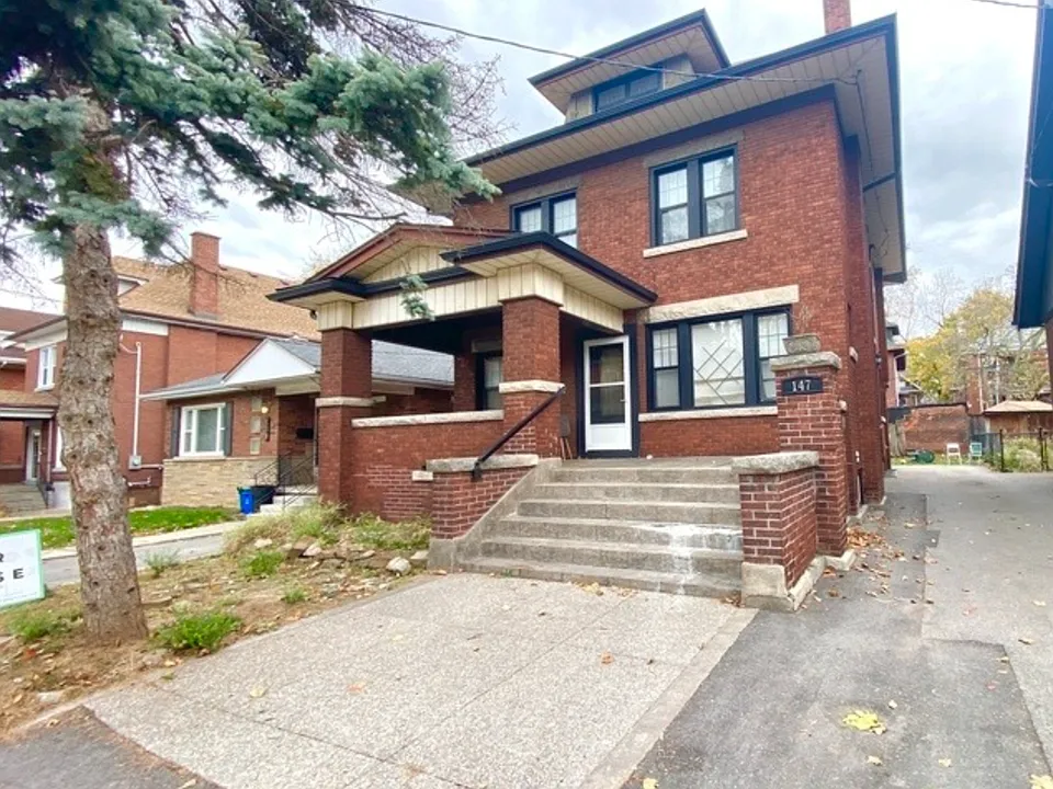 147 Holton Ave S #1