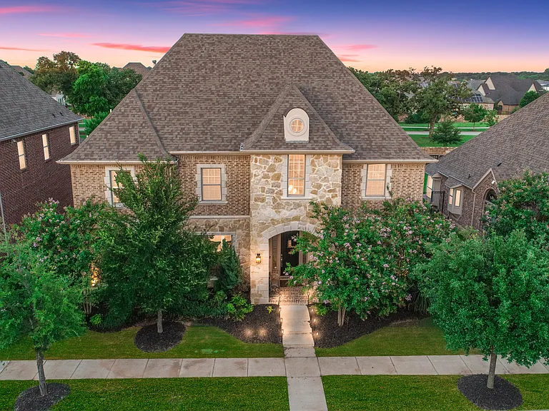 724 Orleans Dr — Photo 1