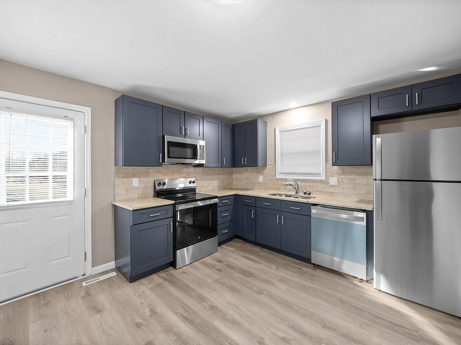 3 bed, $1,595 — Photo 2