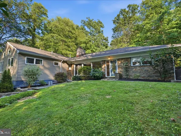 2115 Willow Brook Dr, Huntingdon Valley, PA 19006