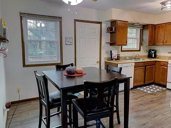 4th image of 3107 Center Lake Dr