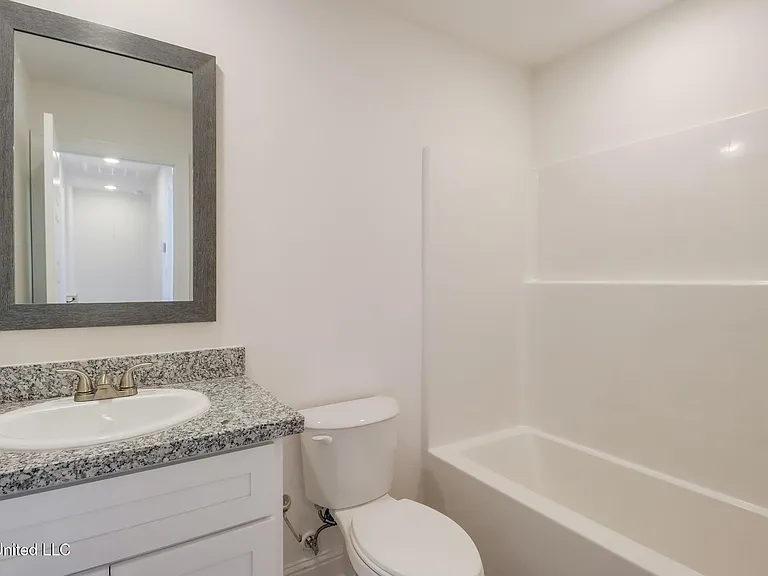 986 Waterford Ln — Photo 15