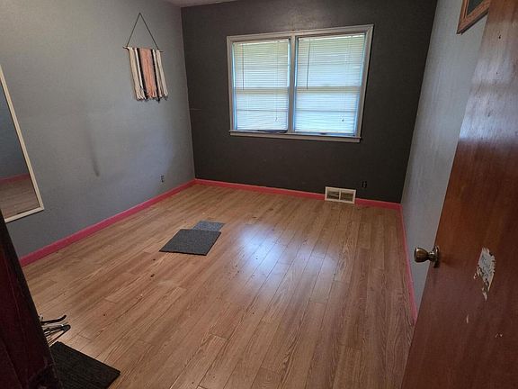 4th image of 2505 Mann Ave