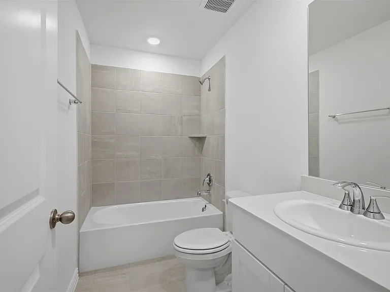 2222 Rannoch St — Photo 7
