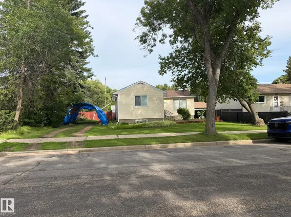 11913 39th St NW, Edmonton, AB T5W 2J6