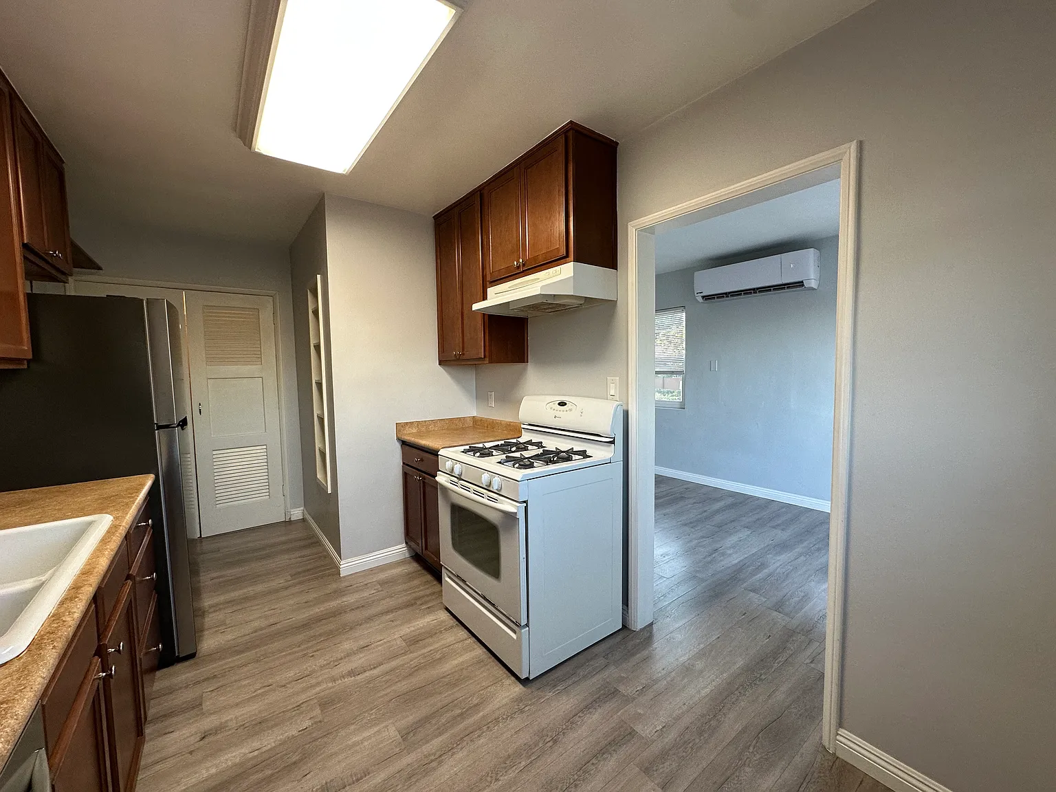1449 1/2 N Altadena Dr — Photo 4