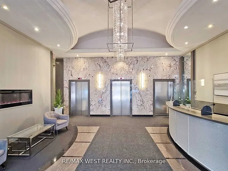 555 Yonge St #604 — Photo 16