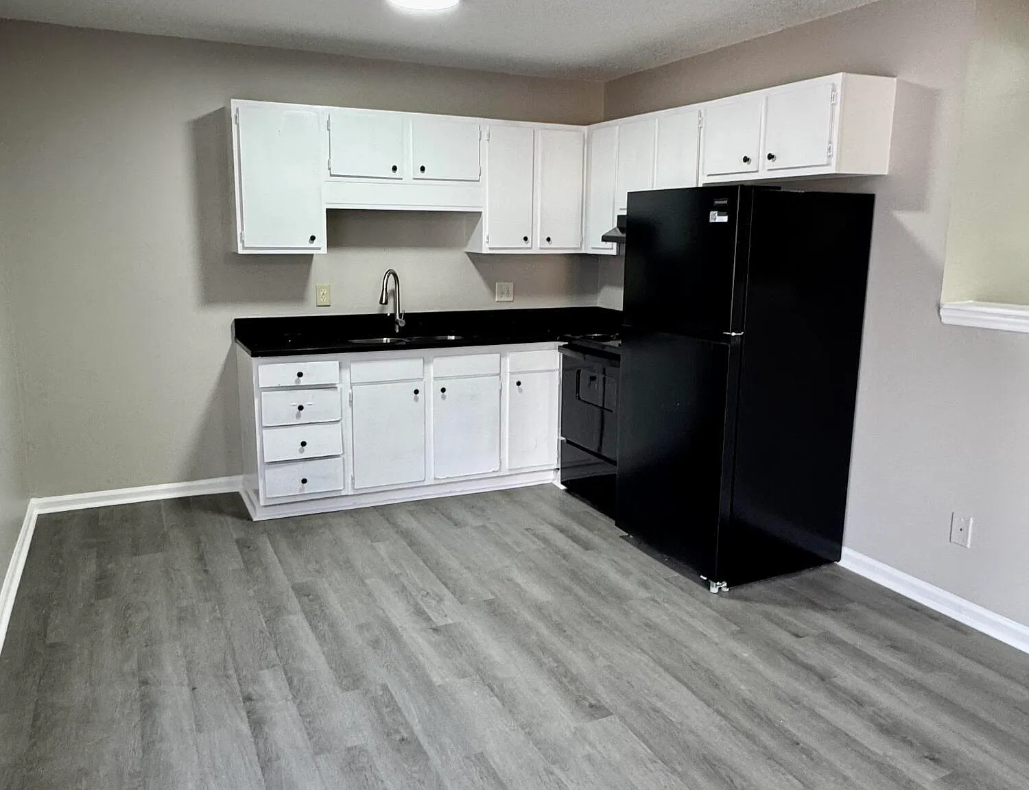 2 bed, 1.0 bath, $750 — Photo 2