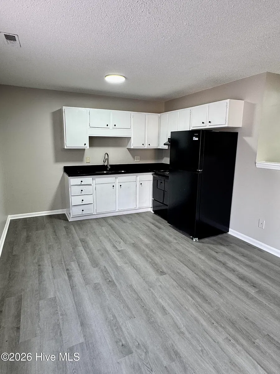Building Photo - 3209 Summer Pl #5