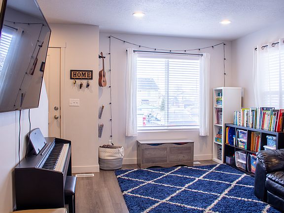 4th image of 281 W Spruce Way