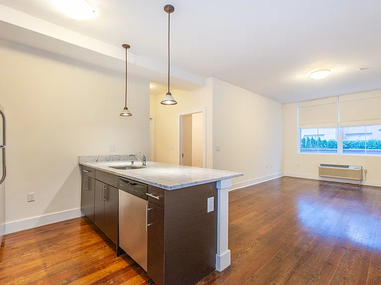95 Montgomery St #404 — Photo 2
