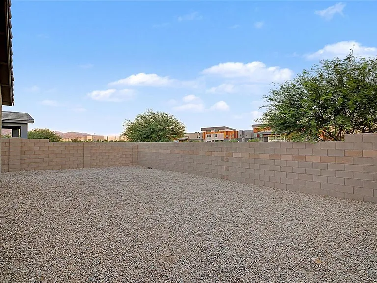10315 W Robertson St — Photo 27