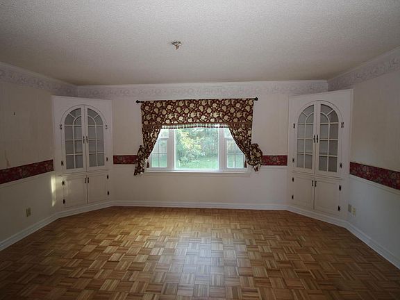 4th image of 172 University Cir