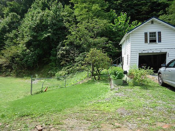 5th image of 3761 Stewart St