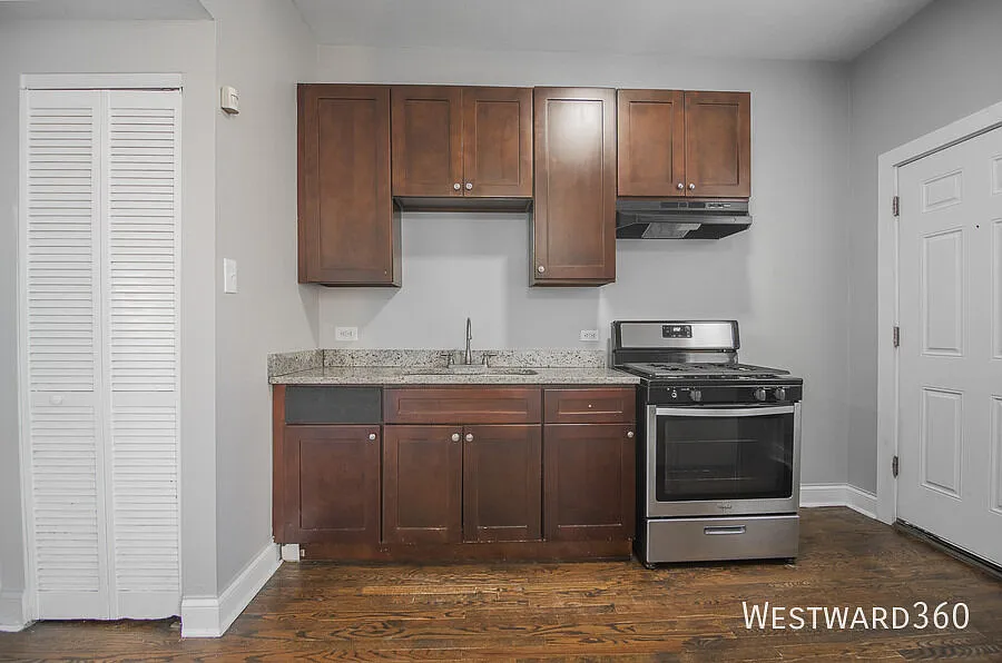 "Available Now / University of Chicago/Washington Park / 4 Bed / 1 Bath / Pets Negotiable / Centr... — Photo 4