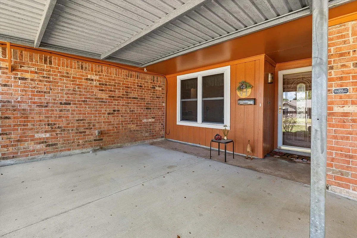 3 bed, 1.5 bath, 1528 sqft, $2,500 — Photo 2