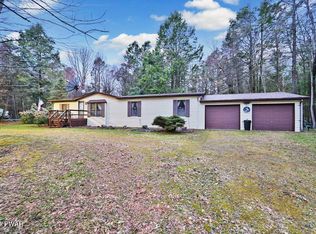 140 Sandspring Ln, Greentown, PA 18426