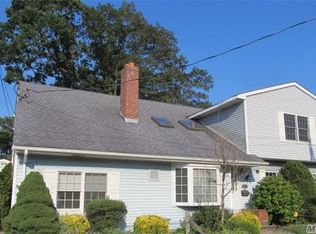 276 S 9th St, Lindenhurst, NY 11757