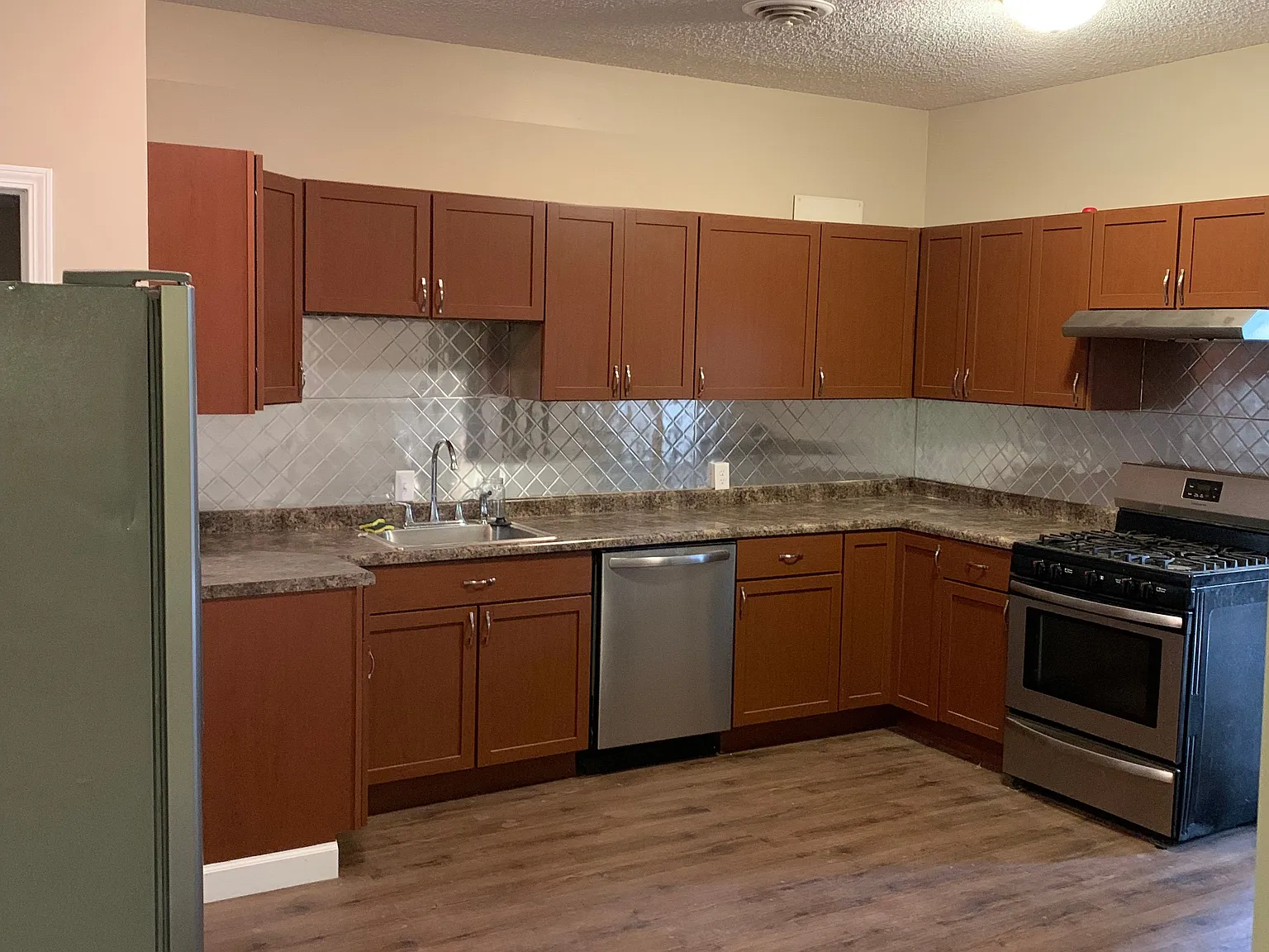 3 bed, 2125 sqft, $1,000 — Photo 1