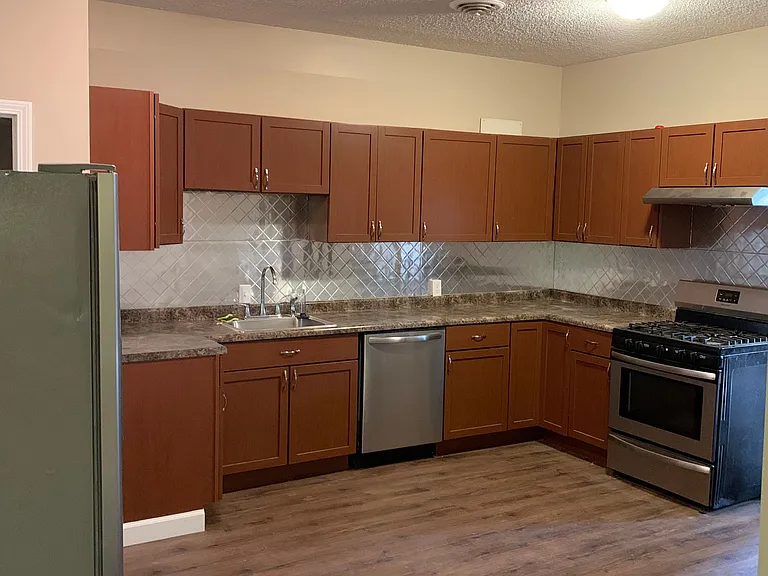 30 N Pacific St — Photo 2