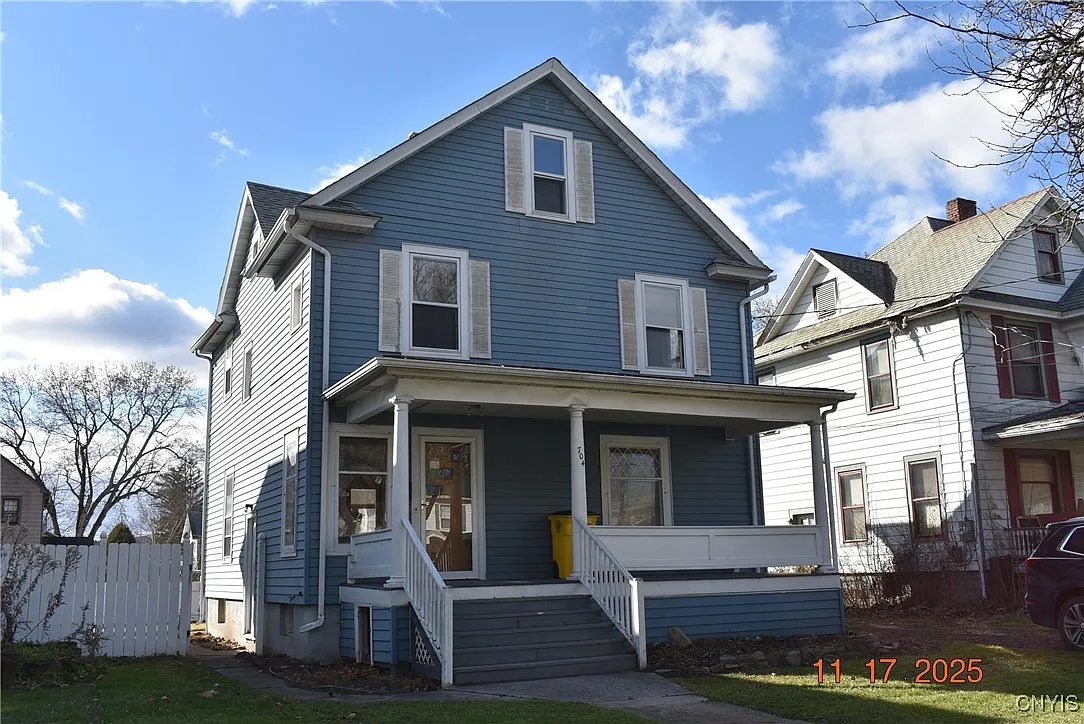 704 Maple Ave photo 1