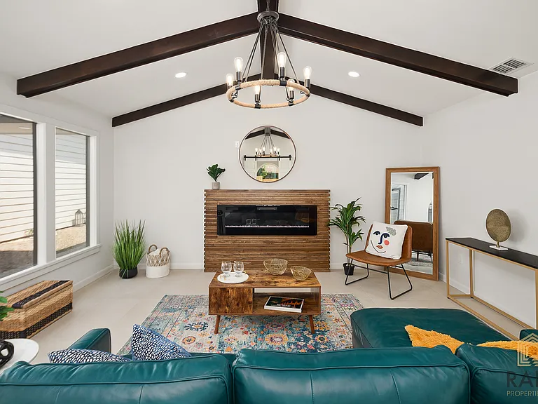 2216 Robyn Ln — Photo 3