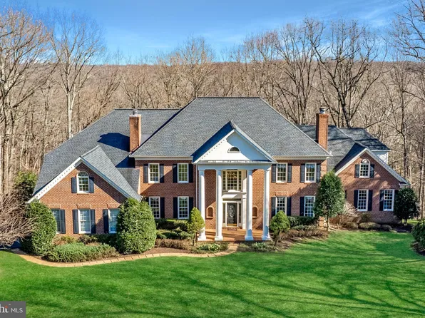 2079 Hunters Crest Way, Vienna, VA 22181