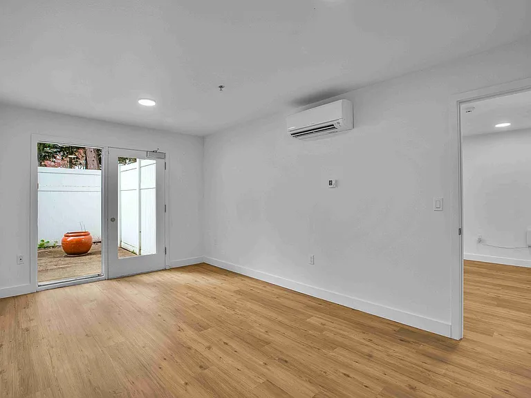 Eastwood Apartments — Photo 59