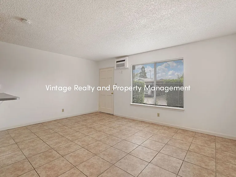 110 E Grove St — Photo 3