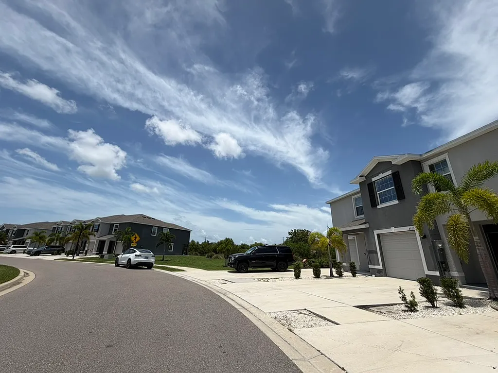 3 bed, 2.5 bath, 1724 sqft, $2,500 — Photo 2