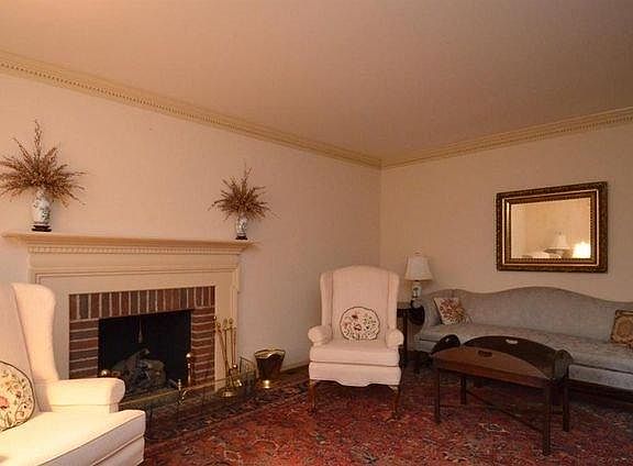 3rd image of 317 Chippendale Cir