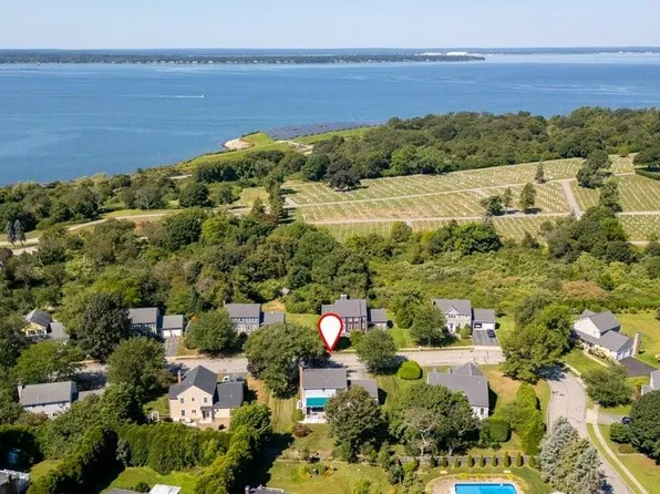 42 Pequot Ln, Middletown, RI 02842