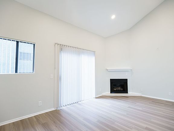 4th image of 701 Hollywood Way #208