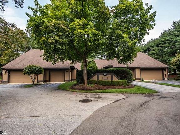 4th image of 405B Bromley Pl #B