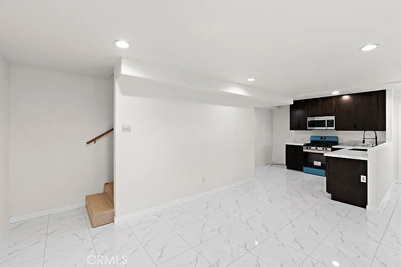 2 bed, 1200 sqft, $3,200 — Photo 2