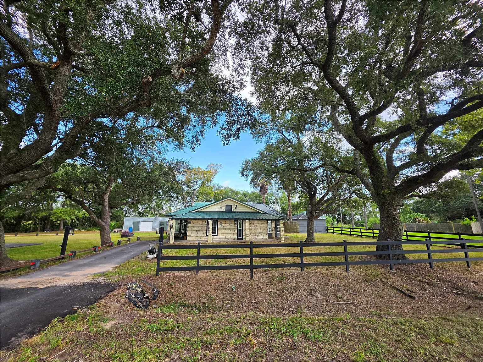 3 bed, 4.0 bath, 1969 sqft, $2,200 — Photo 3