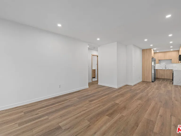 2447 N Beachwood Dr #1 — Photo 9