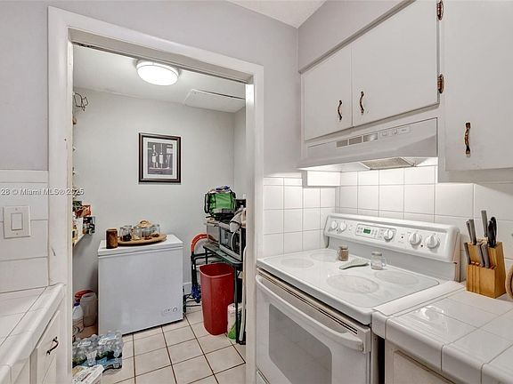 2nd image of 901 SW 16th St #1