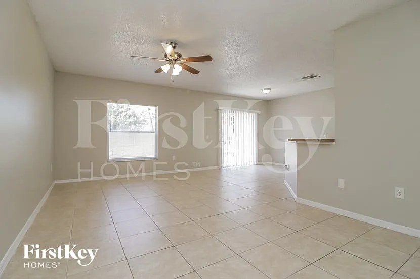 4 bed, 2.0 bath, 1300 sqft, $1,555 — Photo 2