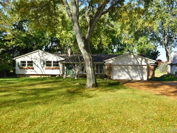 833 Fieldstone Ct, Rochester Hills, MI 48309