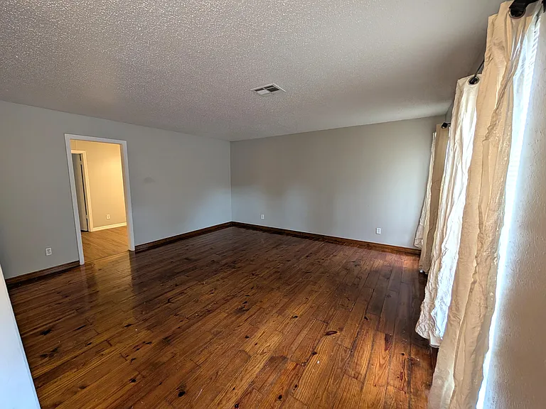 1305 Rebecca Ln — Photo 2