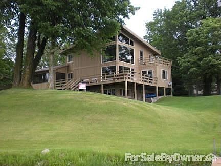 Lakeside of Home. Easy access. Excellent Lakeshore.