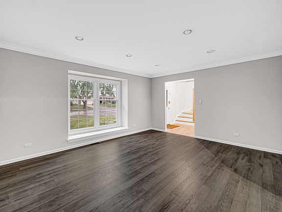 3rd image of 910 Knightsbridge Ln