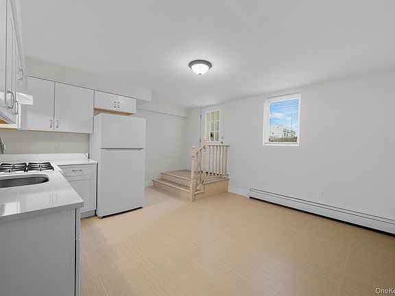5th image of 135 Beekman Ave #Lr