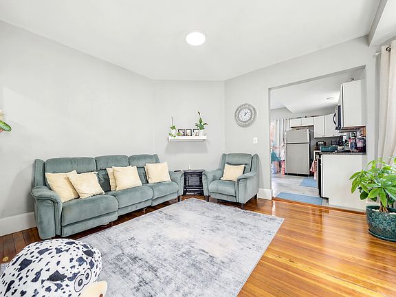3rd image of 30-32 Irwin St #1