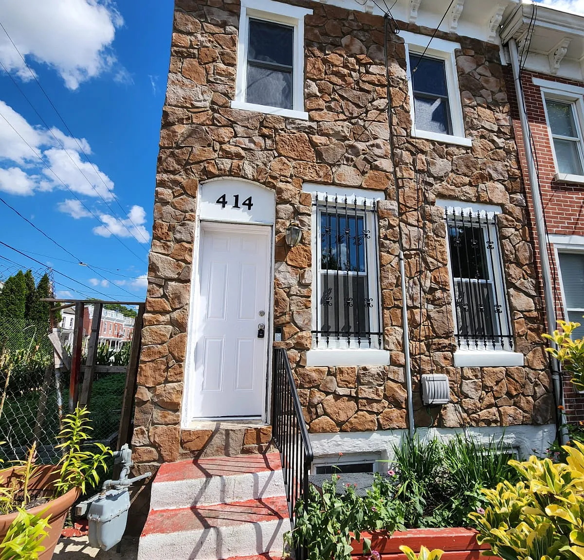 3 bed, 1025 sqft, $1,750 — Photo 1