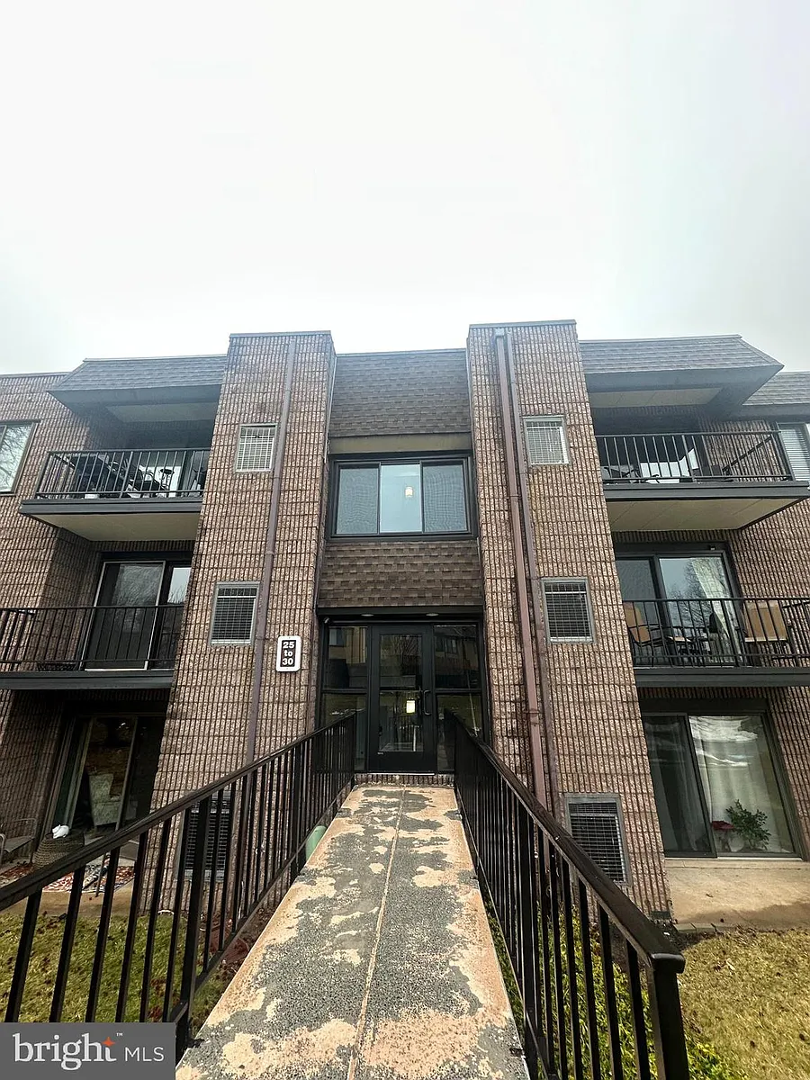 Building Photo - 27 Oakridge Dr #2