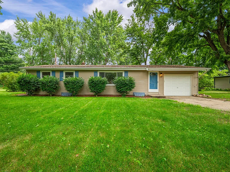 1597 Edward Dr — Photo 2