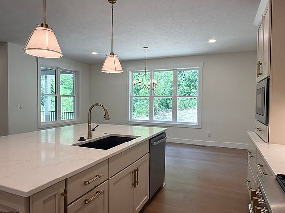 5th image of 213 Farm Brook Ln